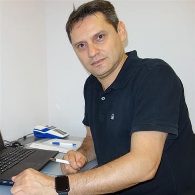 д-р Дениз  Бакалов